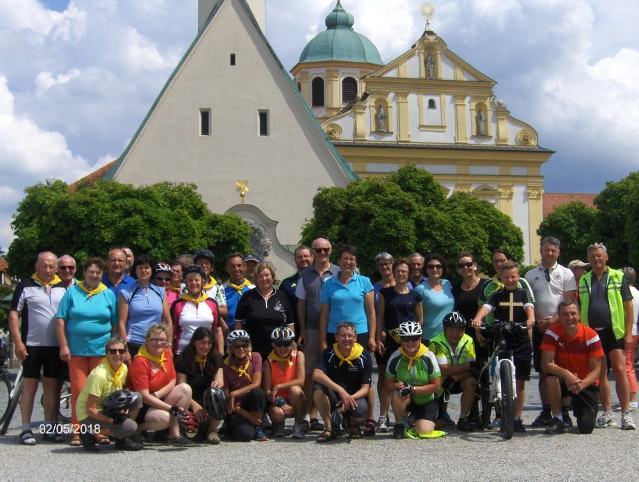 geschafft_radwallfahrer_vor_der_gnadenkapelle.jpg