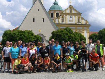 geschafft_radwallfahrer_vor_der_gnadenkapelle.jpg